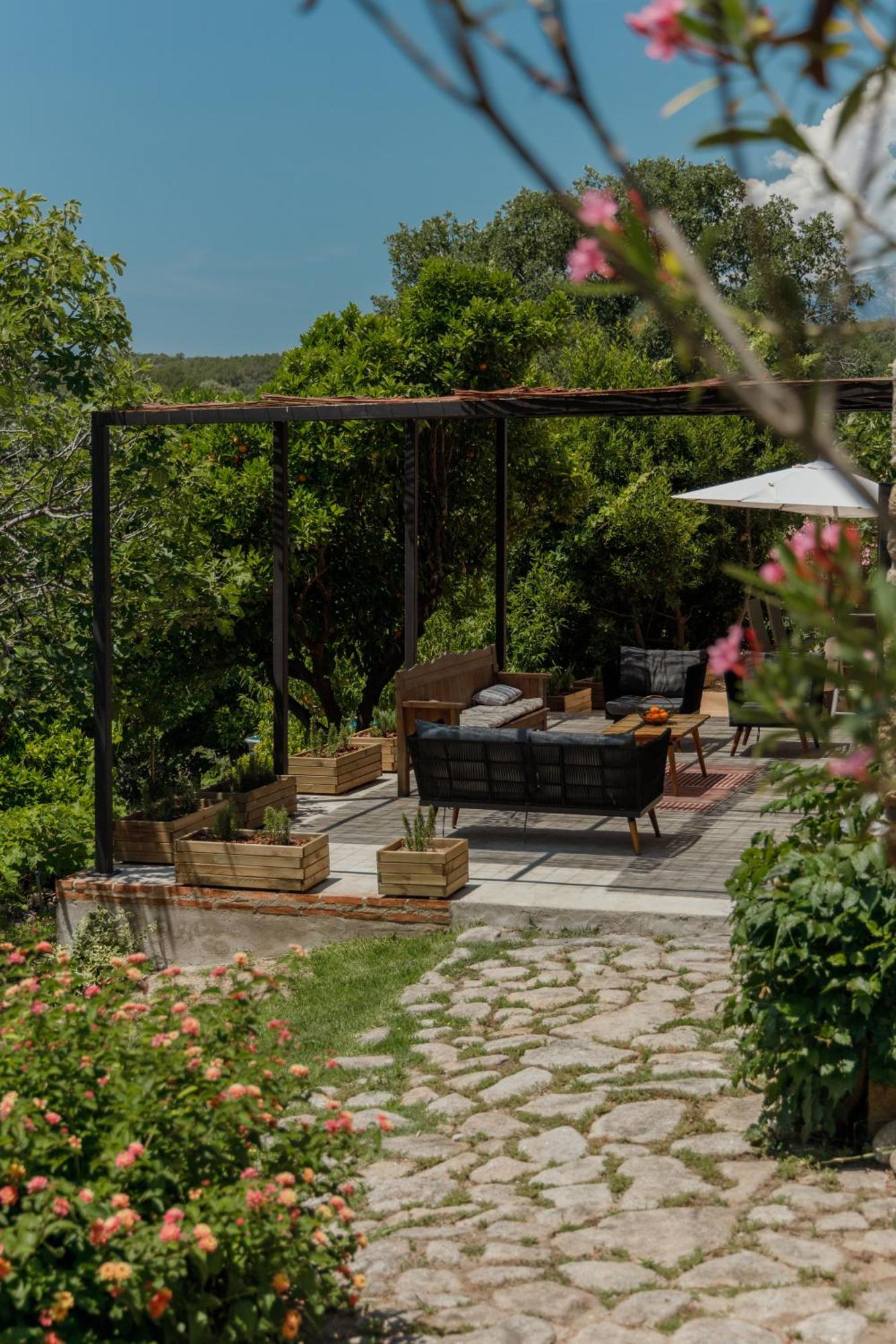 Casa Rural En Candeleda Con Piscina Y Un Maravilloso Jardin Exterior photo