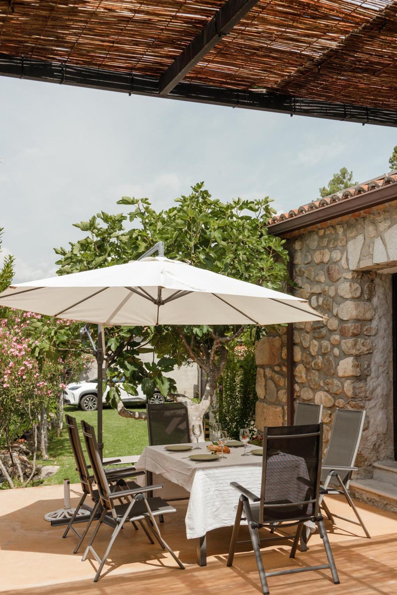 Casa Rural En Candeleda Con Piscina Y Un Maravilloso Jardin Exterior photo